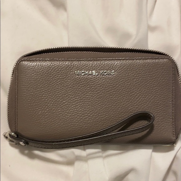 Michael Kors Handbags - Michael Kors wristlet